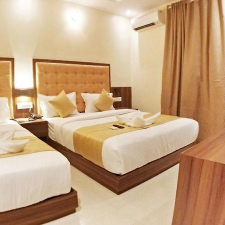Hotel Emerald Near T2 International Airport Мумбаї Екстер'єр фото