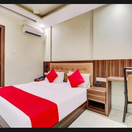 Hotel Emerald Near T2 International Airport Мумбаї Екстер'єр фото