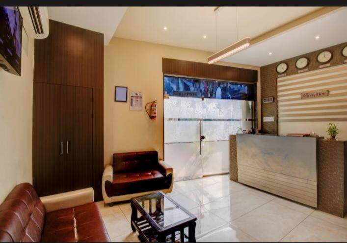 Hotel Emerald Near T2 International Airport Мумбаї Екстер'єр фото