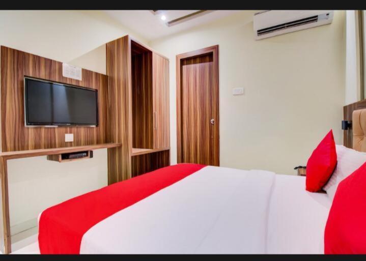 Hotel Emerald Near T2 International Airport Мумбаї Екстер'єр фото