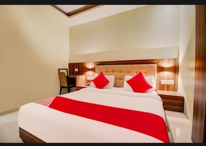 Hotel Emerald Near T2 International Airport Мумбаї Екстер'єр фото