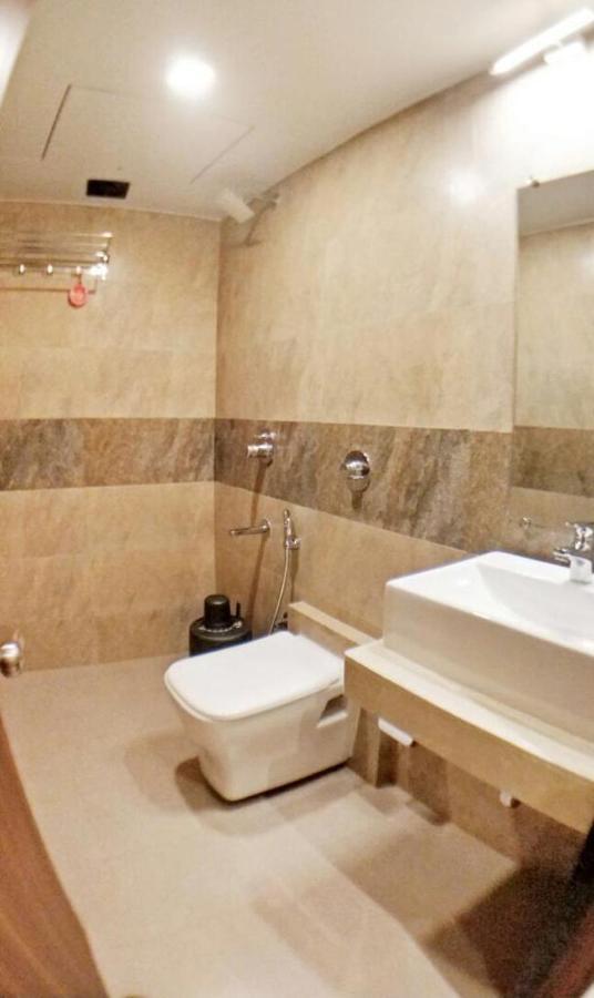 Hotel Emerald Near T2 International Airport Мумбаї Екстер'єр фото