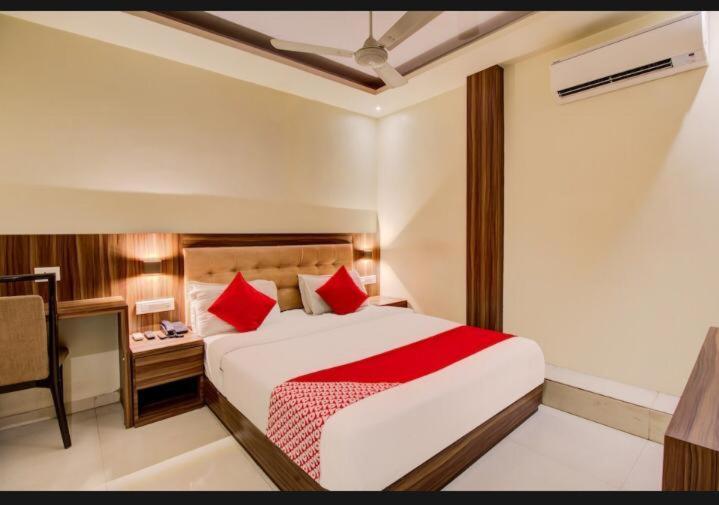 Hotel Emerald Near T2 International Airport Мумбаї Екстер'єр фото