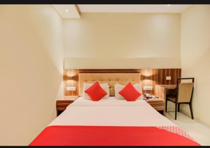 Hotel Emerald Near T2 International Airport Мумбаї Екстер'єр фото