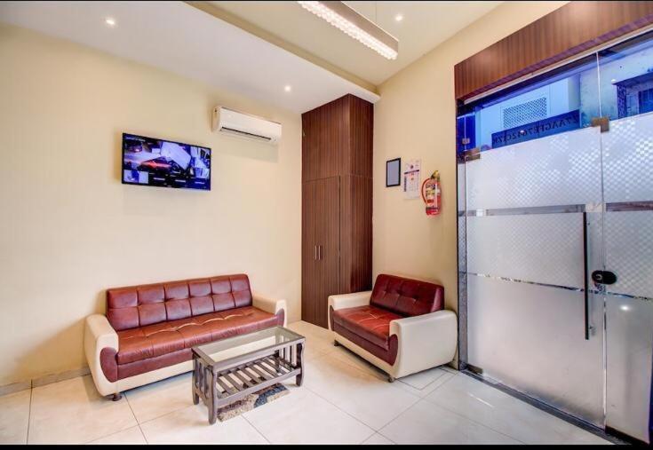 Hotel Emerald Near T2 International Airport Мумбаї Екстер'єр фото