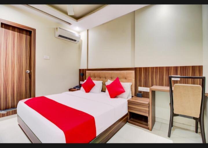 Hotel Emerald Near T2 International Airport Мумбаї Екстер'єр фото