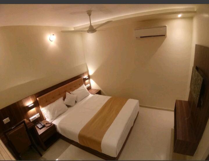 Hotel Emerald Near T2 International Airport Мумбаї Екстер'єр фото